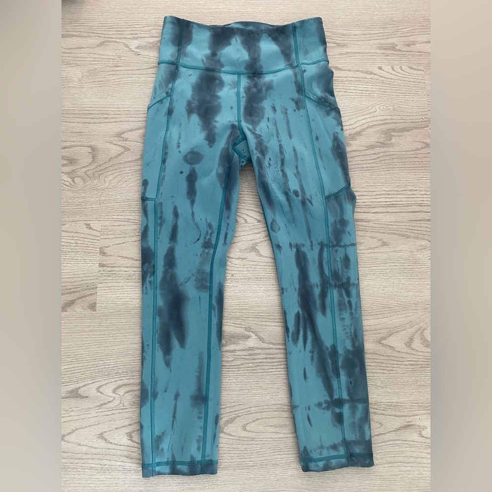 Lululemon size 4 tie dye 3/4 leggings